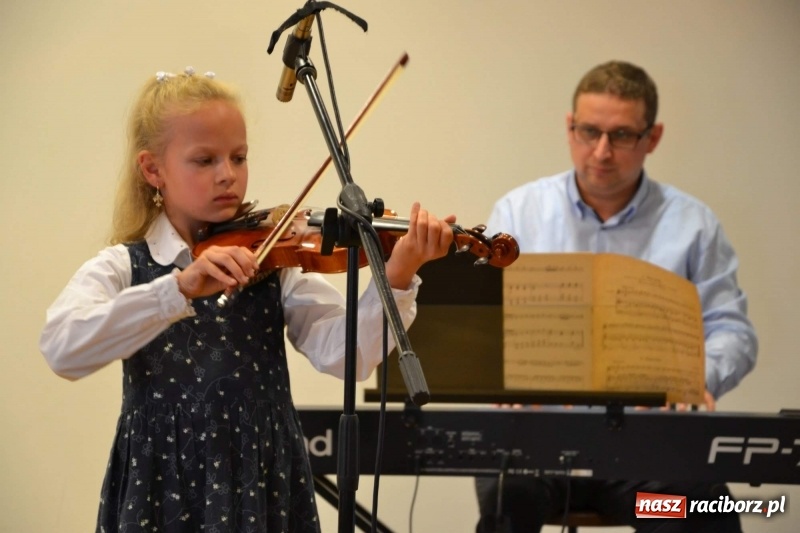 Zdjęcie w galerii na portalu naszraciborz.pl: Podwójny wernisaż i koncert Raciborskiego Ogniska Muzycznego na Zamku Piastowskim  wiadomości z regionu