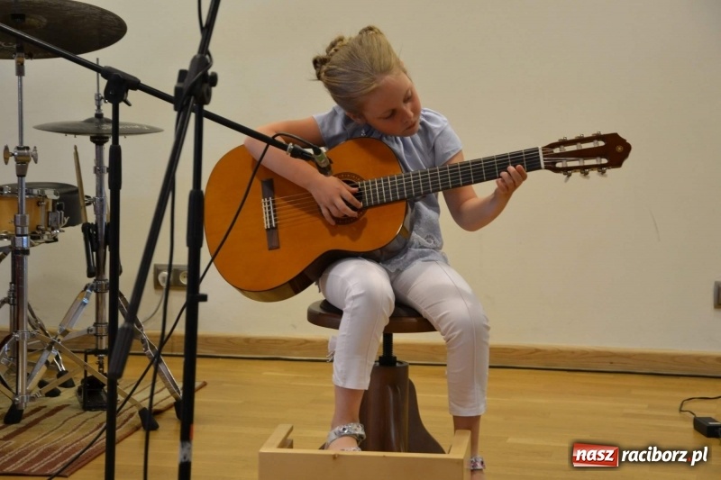 Zdjęcie w galerii na portalu naszraciborz.pl: Podwójny wernisaż i koncert Raciborskiego Ogniska Muzycznego na Zamku Piastowskim  wiadomości z regionu