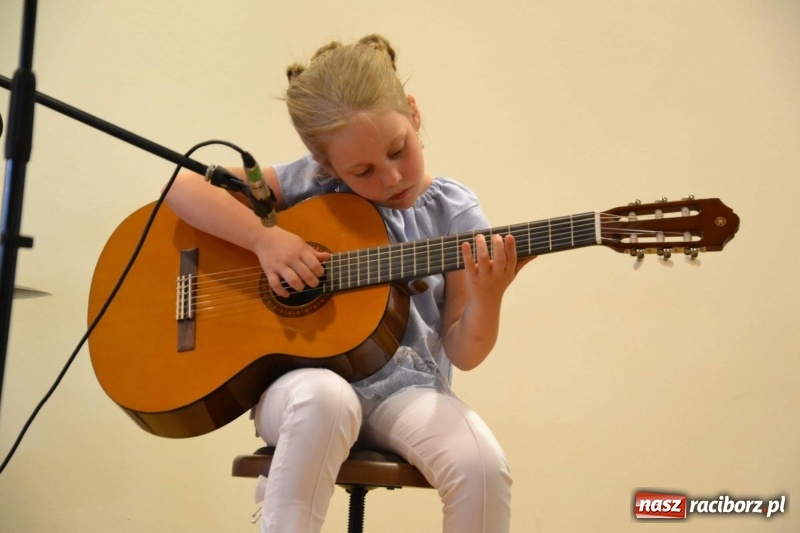 Zdjęcie w galerii na portalu naszraciborz.pl: Podwójny wernisaż i koncert Raciborskiego Ogniska Muzycznego na Zamku Piastowskim  wiadomości z regionu