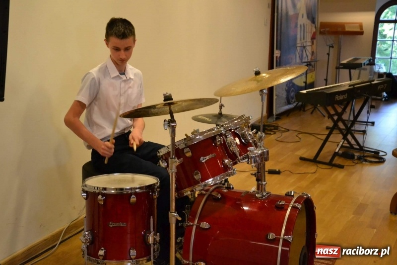 Zdjęcie w galerii na portalu naszraciborz.pl: Podwójny wernisaż i koncert Raciborskiego Ogniska Muzycznego na Zamku Piastowskim  wiadomości z regionu