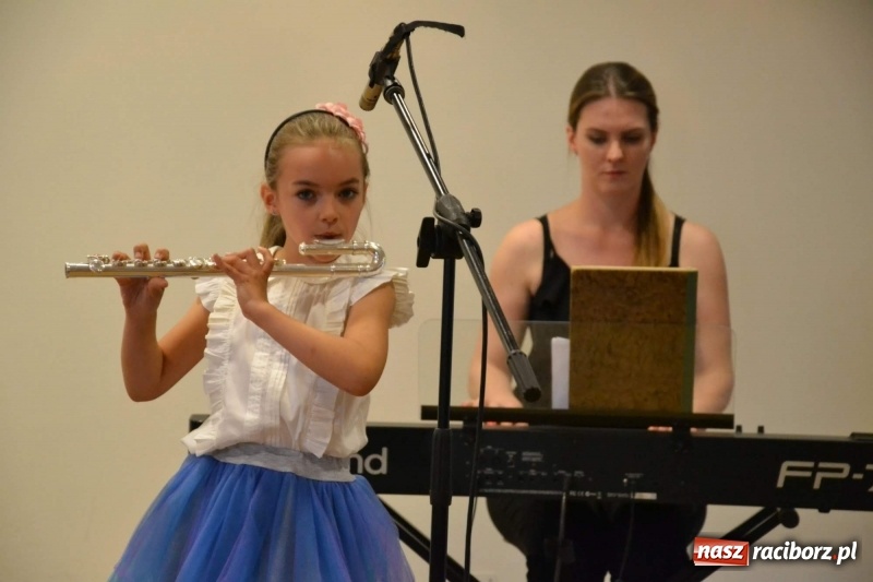 Zdjęcie w galerii na portalu naszraciborz.pl: Podwójny wernisaż i koncert Raciborskiego Ogniska Muzycznego na Zamku Piastowskim  wiadomości z regionu