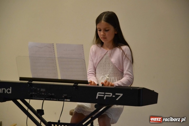 Zdjęcie w galerii na portalu naszraciborz.pl: Podwójny wernisaż i koncert Raciborskiego Ogniska Muzycznego na Zamku Piastowskim  wiadomości z regionu