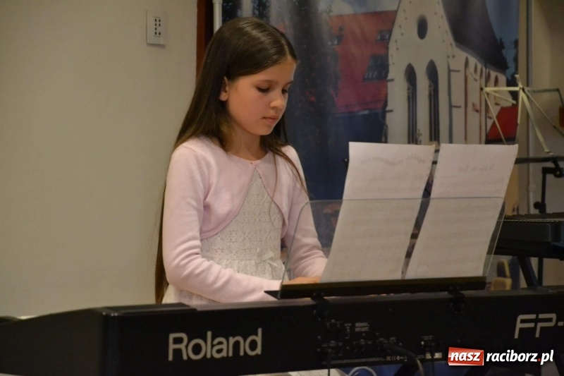 Zdjęcie w galerii na portalu naszraciborz.pl: Podwójny wernisaż i koncert Raciborskiego Ogniska Muzycznego na Zamku Piastowskim  wiadomości z regionu