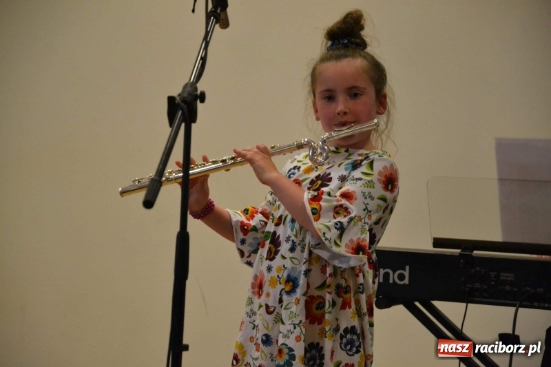 Zdjęcie w galerii na portalu naszraciborz.pl: Podwójny wernisaż i koncert Raciborskiego Ogniska Muzycznego na Zamku Piastowskim  wiadomości z regionu