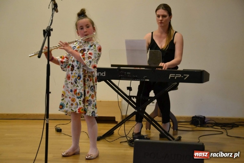 Zdjęcie w galerii na portalu naszraciborz.pl: Podwójny wernisaż i koncert Raciborskiego Ogniska Muzycznego na Zamku Piastowskim  wiadomości z regionu