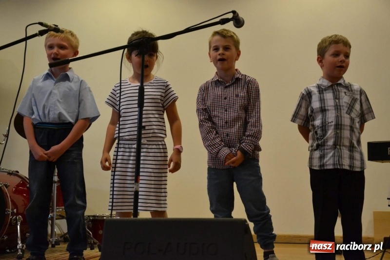 Zdjęcie w galerii na portalu naszraciborz.pl: Podwójny wernisaż i koncert Raciborskiego Ogniska Muzycznego na Zamku Piastowskim  wiadomości z regionu