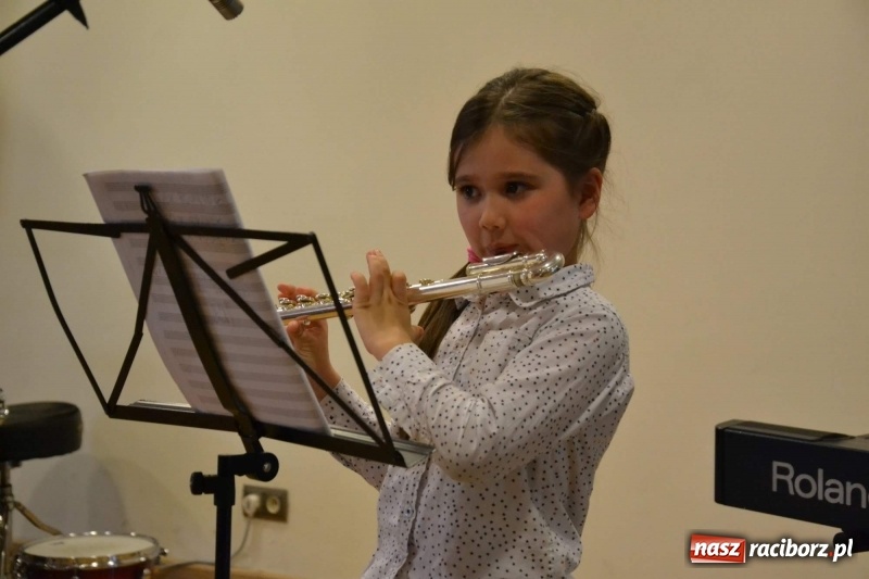 Zdjęcie w galerii na portalu naszraciborz.pl: Podwójny wernisaż i koncert Raciborskiego Ogniska Muzycznego na Zamku Piastowskim  wiadomości z regionu