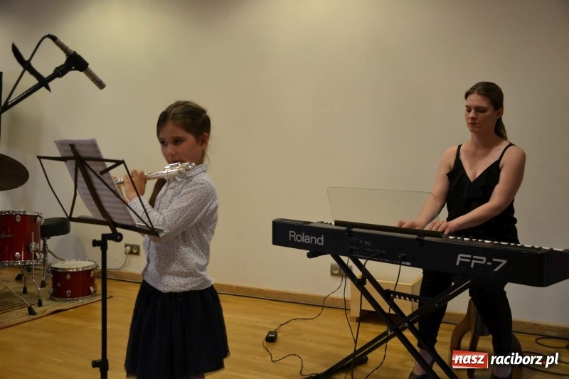 Zdjęcie w galerii na portalu naszraciborz.pl: Podwójny wernisaż i koncert Raciborskiego Ogniska Muzycznego na Zamku Piastowskim  wiadomości z regionu