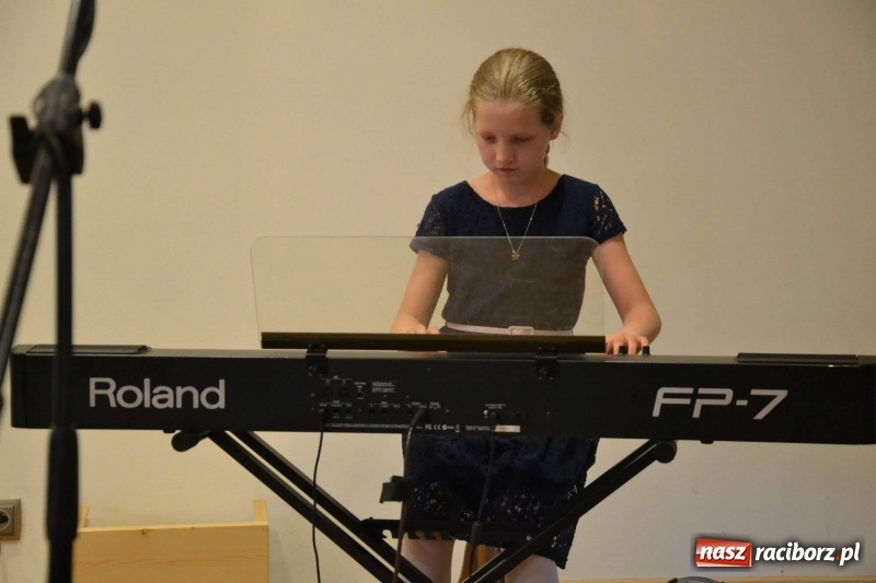 Zdjęcie w galerii na portalu naszraciborz.pl: Podwójny wernisaż i koncert Raciborskiego Ogniska Muzycznego na Zamku Piastowskim  wiadomości z regionu