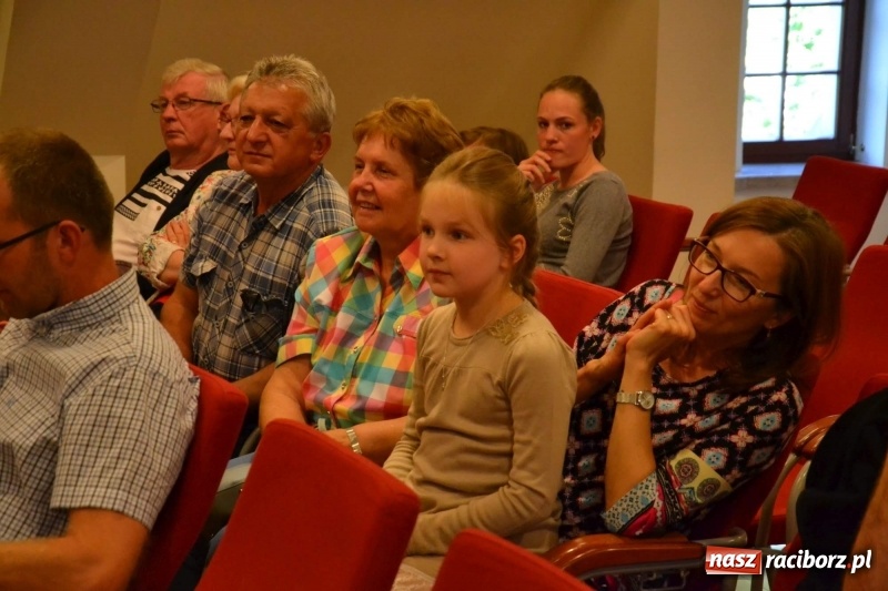 Zdjęcie w galerii na portalu naszraciborz.pl: Podwójny wernisaż i koncert Raciborskiego Ogniska Muzycznego na Zamku Piastowskim  wiadomości z regionu