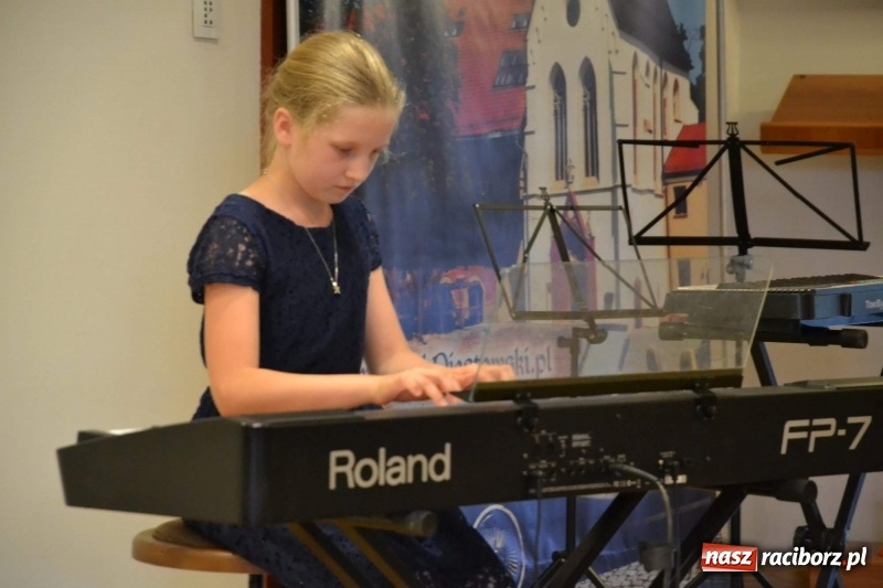 Zdjęcie w galerii na portalu naszraciborz.pl: Podwójny wernisaż i koncert Raciborskiego Ogniska Muzycznego na Zamku Piastowskim  wiadomości z regionu