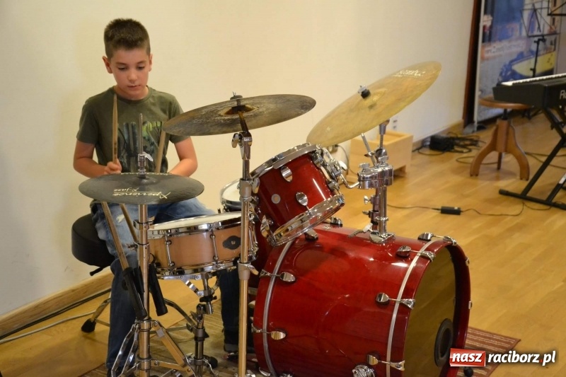 Zdjęcie w galerii na portalu naszraciborz.pl: Podwójny wernisaż i koncert Raciborskiego Ogniska Muzycznego na Zamku Piastowskim  wiadomości z regionu