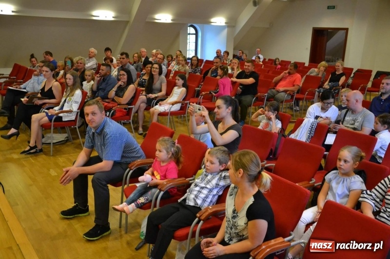 Zdjęcie w galerii na portalu naszraciborz.pl: Podwójny wernisaż i koncert Raciborskiego Ogniska Muzycznego na Zamku Piastowskim  wiadomości z regionu