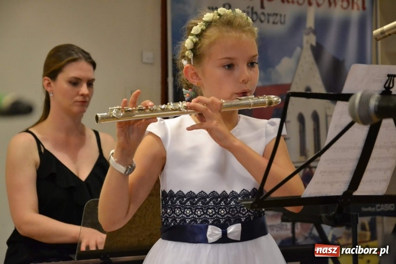 Zdjęcie w galerii na portalu naszraciborz.pl: Podwójny wernisaż i koncert Raciborskiego Ogniska Muzycznego na Zamku Piastowskim  wiadomości z regionu