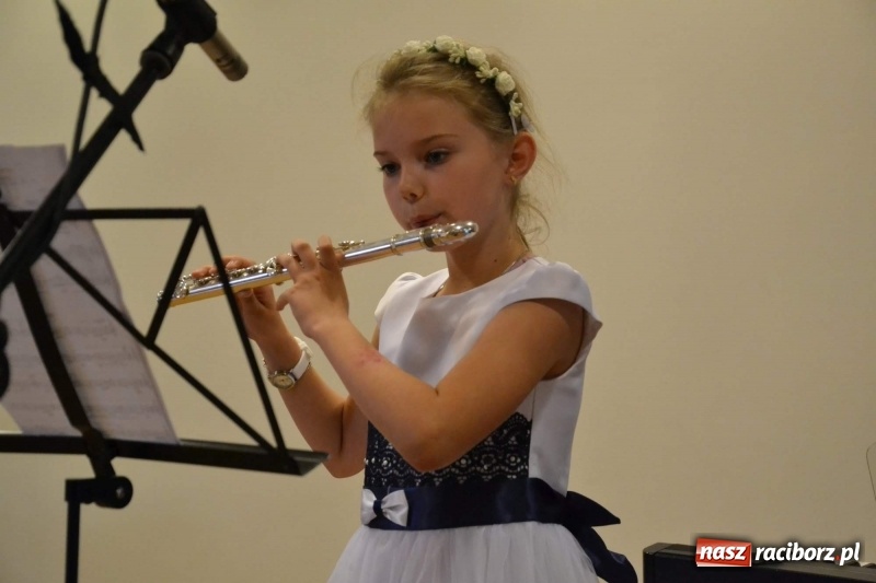 Zdjęcie w galerii na portalu naszraciborz.pl: Podwójny wernisaż i koncert Raciborskiego Ogniska Muzycznego na Zamku Piastowskim  wiadomości z regionu