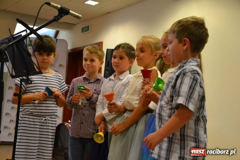 Zdjęcie w galerii na portalu naszraciborz.pl: Podwójny wernisaż i koncert Raciborskiego Ogniska Muzycznego na Zamku Piastowskim  wiadomości z regionu