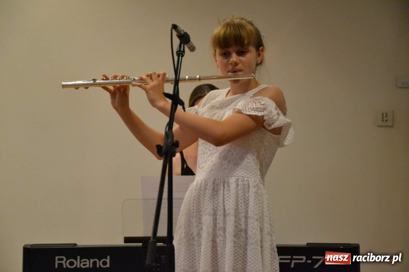 Zdjęcie w galerii na portalu naszraciborz.pl: Podwójny wernisaż i koncert Raciborskiego Ogniska Muzycznego na Zamku Piastowskim  wiadomości z regionu