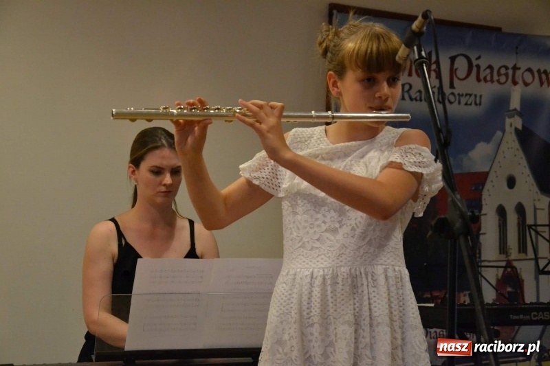 Zdjęcie w galerii na portalu naszraciborz.pl: Podwójny wernisaż i koncert Raciborskiego Ogniska Muzycznego na Zamku Piastowskim  wiadomości z regionu