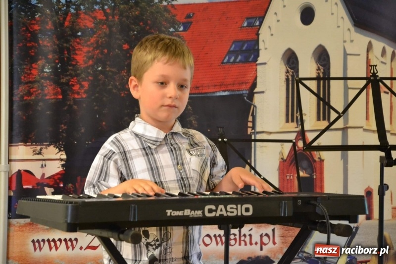 Zdjęcie w galerii na portalu naszraciborz.pl: Podwójny wernisaż i koncert Raciborskiego Ogniska Muzycznego na Zamku Piastowskim  wiadomości z regionu