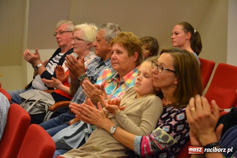 Zdjęcie w galerii na portalu naszraciborz.pl: Podwójny wernisaż i koncert Raciborskiego Ogniska Muzycznego na Zamku Piastowskim  wiadomości z regionu