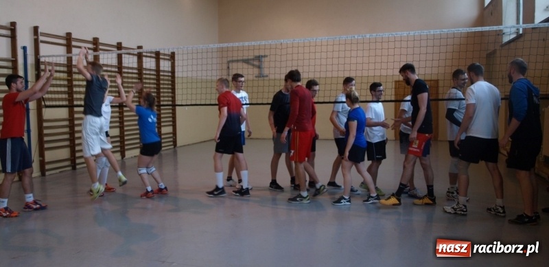 Zdjęcie w galerii na portalu naszraciborz.pl: Siatkarskie zmagania studentów PWSZ o Puchar Rektora wiadomości z regionu