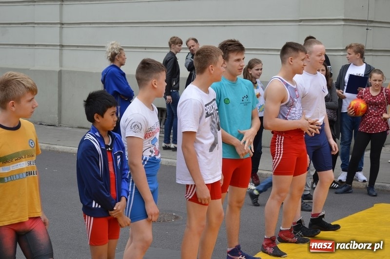 Zdjęcie w galerii na portalu naszraciborz.pl: Moc atrakcji na Pikniku Rodzinnym w SP 4 wiadomości z regionu