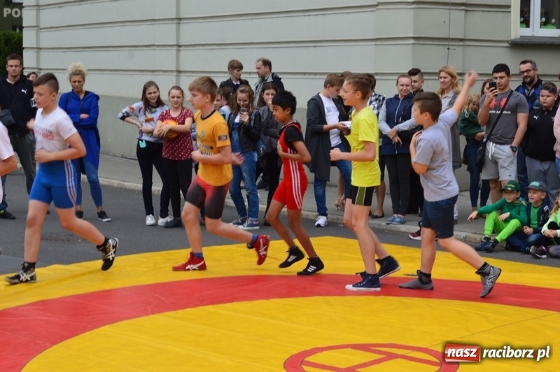 Zdjęcie w galerii na portalu naszraciborz.pl: Moc atrakcji na Pikniku Rodzinnym w SP 4 wiadomości z regionu