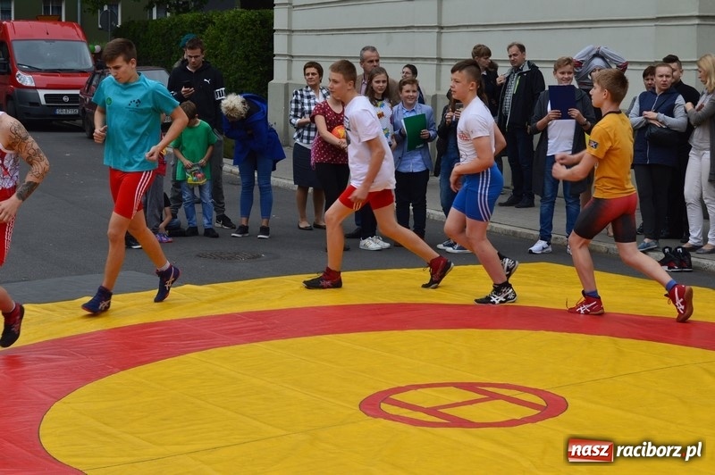 Zdjęcie w galerii na portalu naszraciborz.pl: Moc atrakcji na Pikniku Rodzinnym w SP 4 wiadomości z regionu