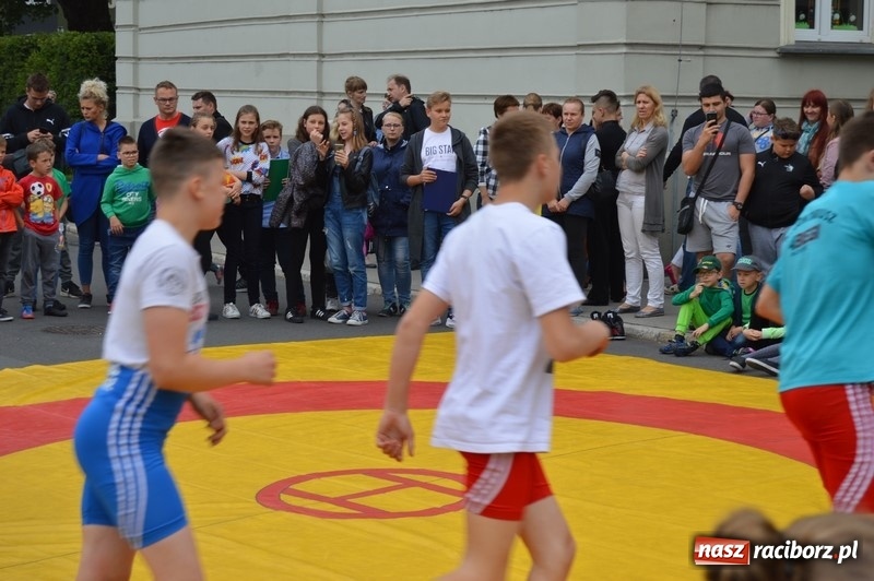 Zdjęcie w galerii na portalu naszraciborz.pl: Moc atrakcji na Pikniku Rodzinnym w SP 4 wiadomości z regionu
