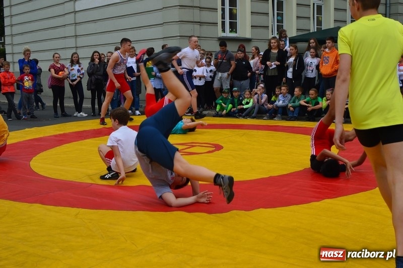 Zdjęcie w galerii na portalu naszraciborz.pl: Moc atrakcji na Pikniku Rodzinnym w SP 4 wiadomości z regionu