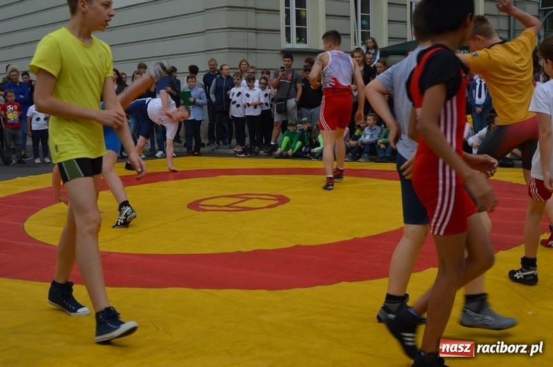 Zdjęcie w galerii na portalu naszraciborz.pl: Moc atrakcji na Pikniku Rodzinnym w SP 4 wiadomości z regionu