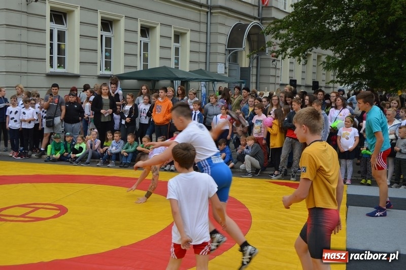 Zdjęcie w galerii na portalu naszraciborz.pl: Moc atrakcji na Pikniku Rodzinnym w SP 4 wiadomości z regionu