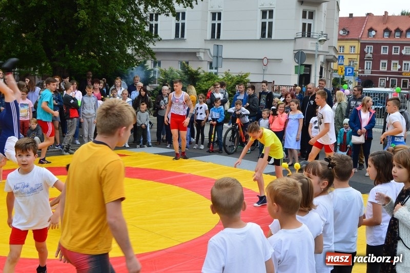 Zdjęcie w galerii na portalu naszraciborz.pl: Moc atrakcji na Pikniku Rodzinnym w SP 4 wiadomości z regionu