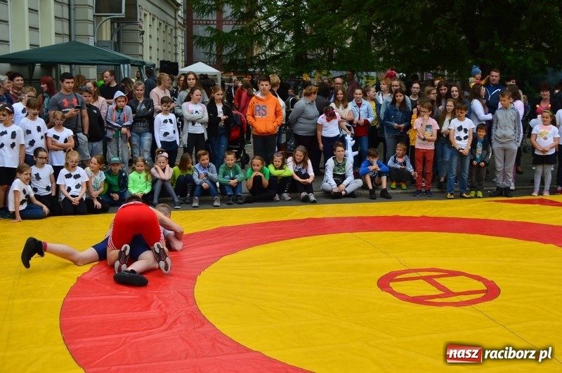 Zdjęcie w galerii na portalu naszraciborz.pl: Moc atrakcji na Pikniku Rodzinnym w SP 4 wiadomości z regionu