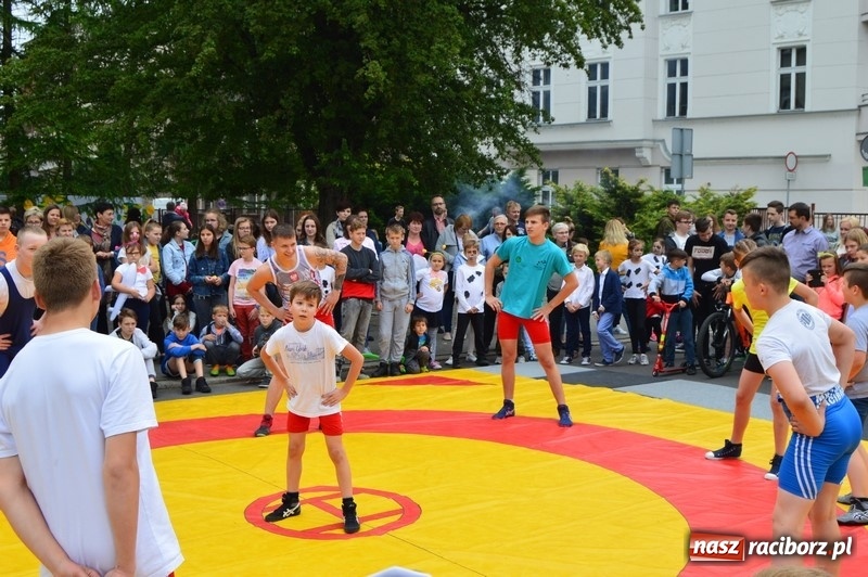 Zdjęcie w galerii na portalu naszraciborz.pl: Moc atrakcji na Pikniku Rodzinnym w SP 4 wiadomości z regionu