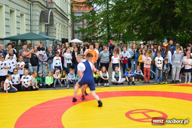 Zdjęcie w galerii na portalu naszraciborz.pl: Moc atrakcji na Pikniku Rodzinnym w SP 4 wiadomości z regionu