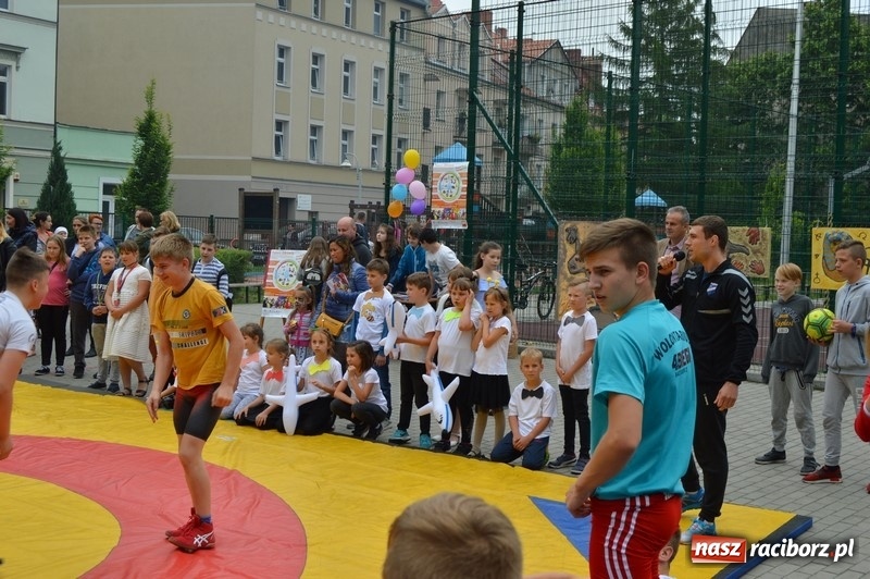 Zdjęcie w galerii na portalu naszraciborz.pl: Moc atrakcji na Pikniku Rodzinnym w SP 4 wiadomości z regionu