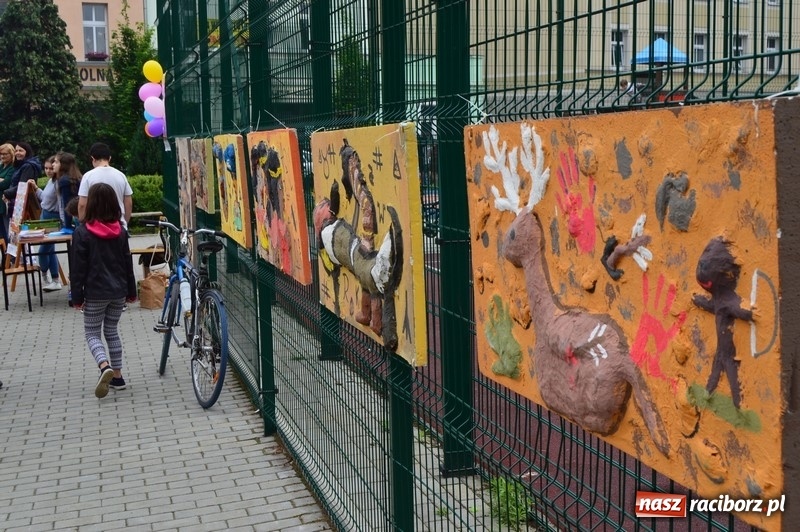 Zdjęcie w galerii na portalu naszraciborz.pl: Moc atrakcji na Pikniku Rodzinnym w SP 4 wiadomości z regionu