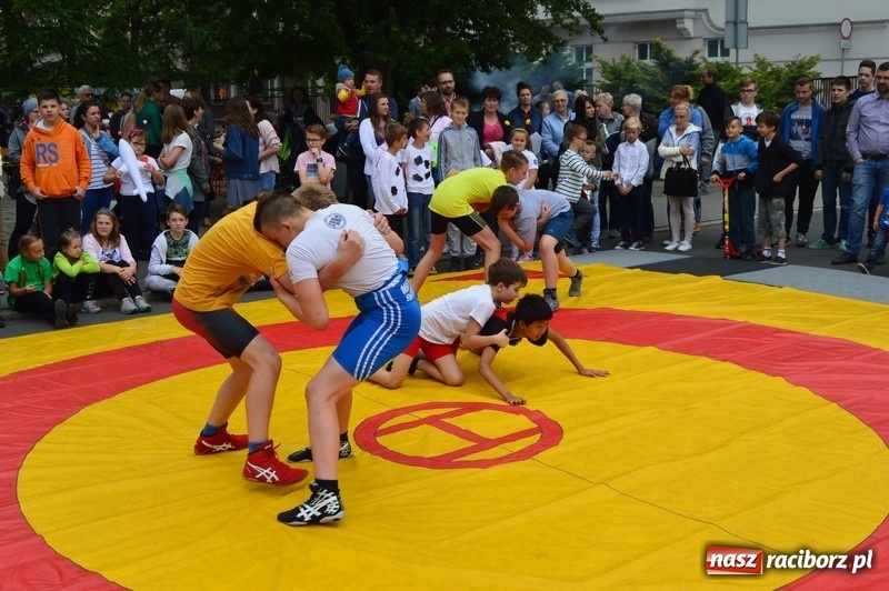 Zdjęcie w galerii na portalu naszraciborz.pl: Moc atrakcji na Pikniku Rodzinnym w SP 4 wiadomości z regionu