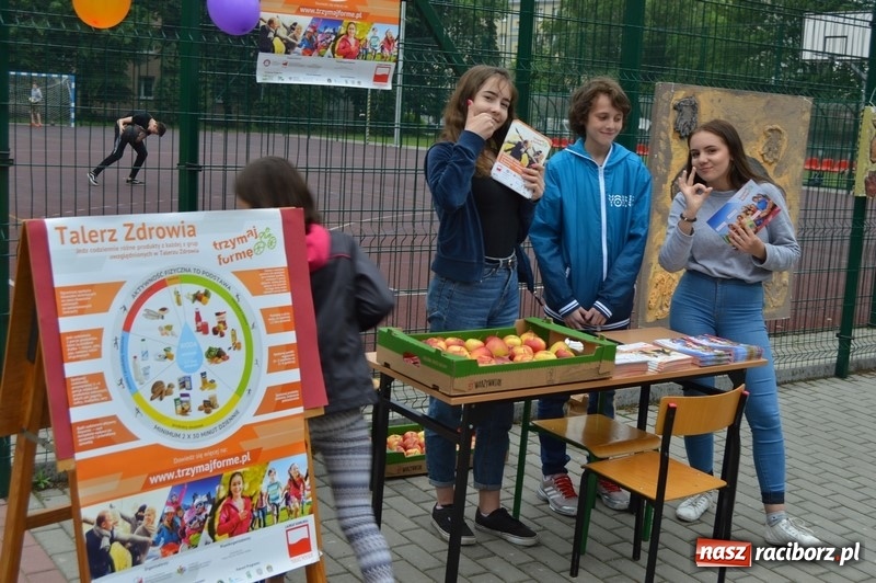 Zdjęcie w galerii na portalu naszraciborz.pl: Moc atrakcji na Pikniku Rodzinnym w SP 4 wiadomości z regionu