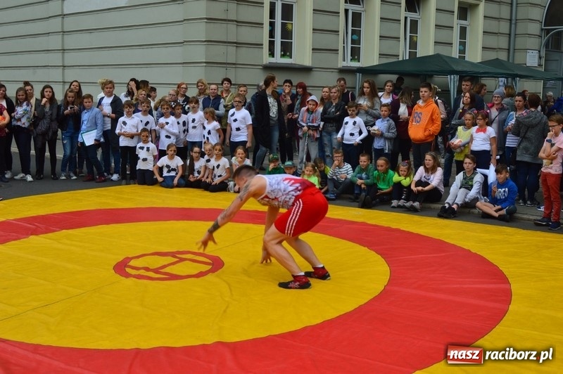 Zdjęcie w galerii na portalu naszraciborz.pl: Moc atrakcji na Pikniku Rodzinnym w SP 4 wiadomości z regionu