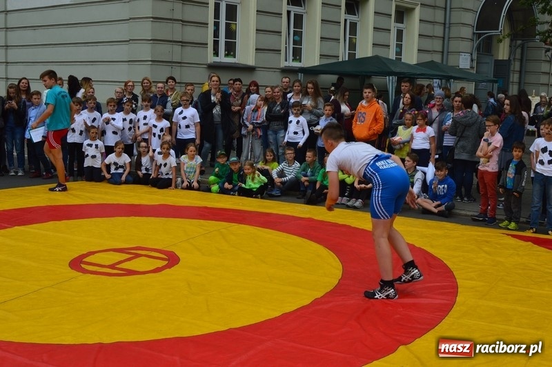 Zdjęcie w galerii na portalu naszraciborz.pl: Moc atrakcji na Pikniku Rodzinnym w SP 4 wiadomości z regionu