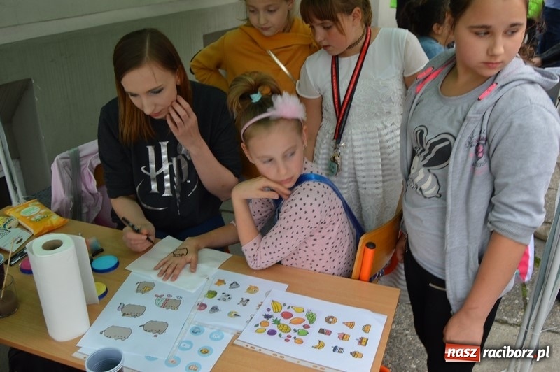 Zdjęcie w galerii na portalu naszraciborz.pl: Moc atrakcji na Pikniku Rodzinnym w SP 4 wiadomości z regionu