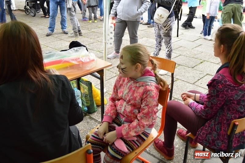 Zdjęcie w galerii na portalu naszraciborz.pl: Moc atrakcji na Pikniku Rodzinnym w SP 4 wiadomości z regionu
