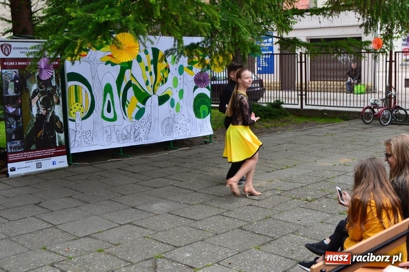 Zdjęcie w galerii na portalu naszraciborz.pl: Moc atrakcji na Pikniku Rodzinnym w SP 4 wiadomości z regionu