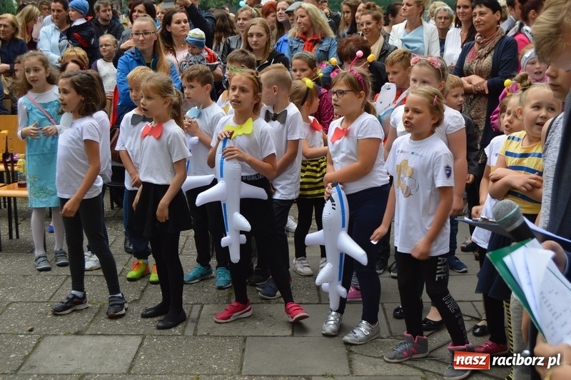 Zdjęcie w galerii na portalu naszraciborz.pl: Moc atrakcji na Pikniku Rodzinnym w SP 4 wiadomości z regionu