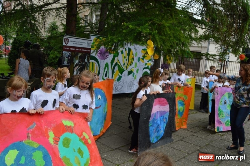 Zdjęcie w galerii na portalu naszraciborz.pl: Moc atrakcji na Pikniku Rodzinnym w SP 4 wiadomości z regionu