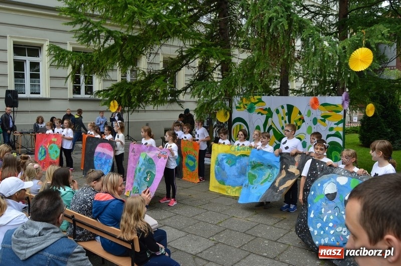 Zdjęcie w galerii na portalu naszraciborz.pl: Moc atrakcji na Pikniku Rodzinnym w SP 4 wiadomości z regionu