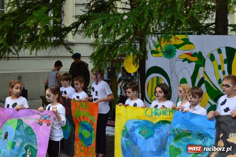 Zdjęcie w galerii na portalu naszraciborz.pl: Moc atrakcji na Pikniku Rodzinnym w SP 4 wiadomości z regionu