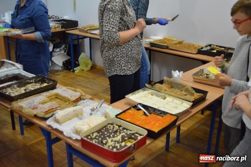 Zdjęcie w galerii na portalu naszraciborz.pl: Moc atrakcji na Pikniku Rodzinnym w SP 4 wiadomości z regionu